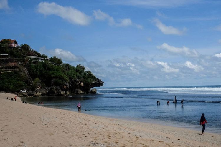 Suasana di Pantai Sundak, Gunung Kidul, pada Februari lalu. Warga menikmati keindahan pantai.  