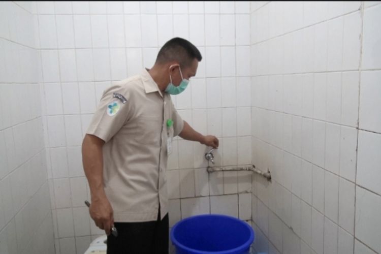 Salah seorang petugas RSUP Wahidin Sudirohusodo Makassar yang melakukan pengecekan air di toilet umum RSUP Wahidin Sudirohusodo Makassar, Jalan Perintis Kemerdekaan, Kota Makassar, Sulawesi Selatan (Sulsel), Senin (23/10/2023).