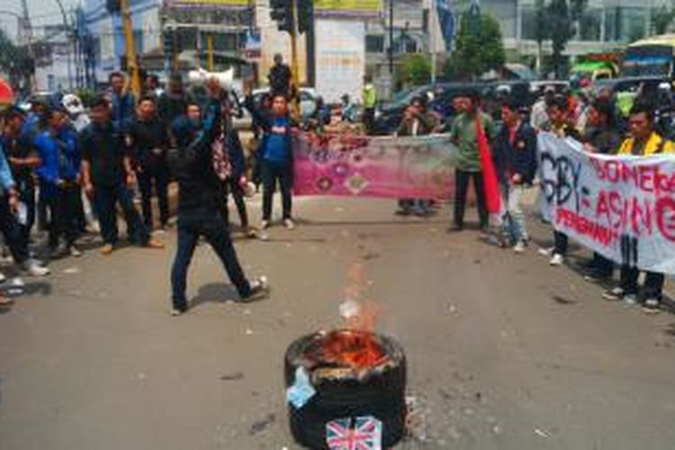 Sejumlah mahasiswa dari berbagai universitas di Bandung saat melakukan aksi unjuk rasa untuk menolak kedatangan Presiden SBY ke Bandung, Kamis, (28/11/2013).