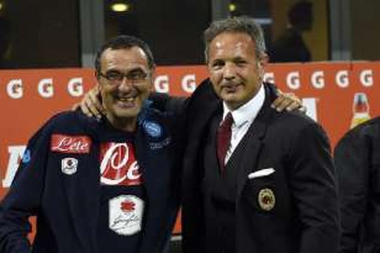 Maurizio Sarri dan Sinisa Mihajlovic berpose jelang laga Napoli vs AC Milan, Oktober 2015. 
