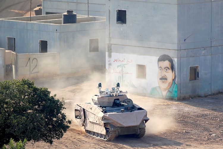 Tank tempur lapis baja buatan perusahaan Israel saat diuji coba di pangkalan militer di Israel utara, Minggu (4/8/2019).