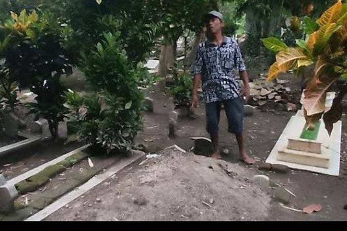 Sugito juru kunci makam menunjukkan penemuan jasad mahasiswi yang diduga bunuh diri di atas makam ayahnya. 