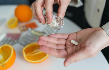 Ilustrasi minum vitamin di kondisi perut kosong.