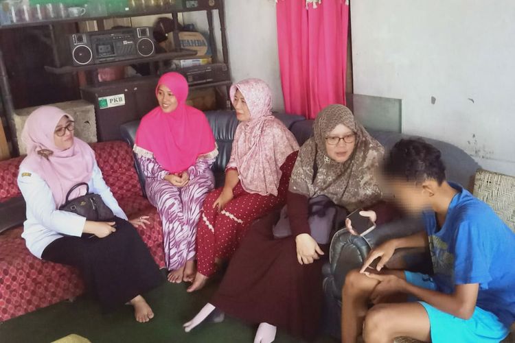 Kepala DPPPA Lamongan Umuronah bersama rombongan saat berkunjung ke rumah M, siswa yang sempat menganiaya gurunya sendiri di Lamongan, Jawa Timur, Kamis (23/11/2023).