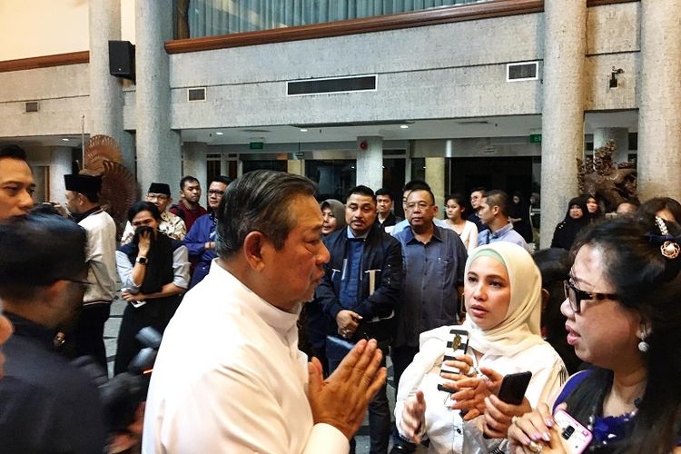 Presiden ke-6 Republik Indonesia Susilo Bambang Yudhoyono bersalaman dengan WNI di Singapura yang menyampaikan belasungkawa mendalam atas wafatnya Ani Yudhoyono, Sabtu (1/6/2019). (Kompas.com/Ericssen)