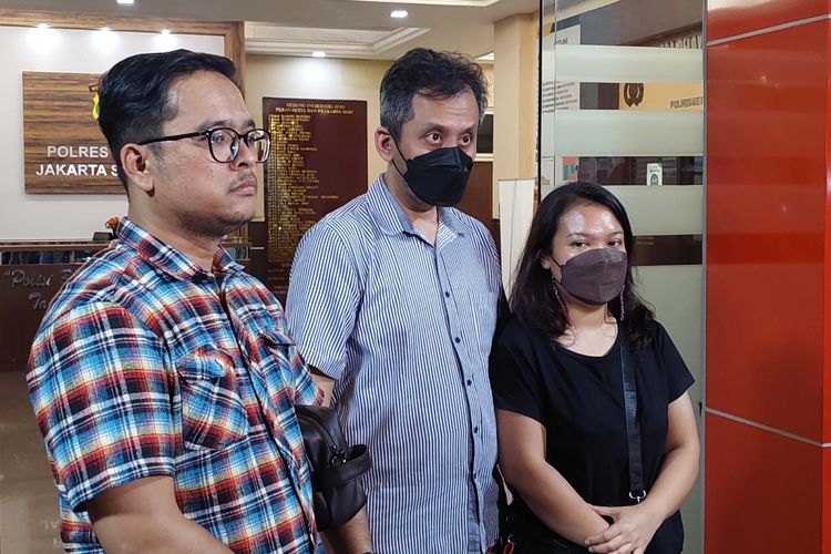 Ari Widianto (tengah) selaku pengemudi taksi online yang kendarannya dirusak pengemudi Toyota Fortuner di Senopati, Jakarta Selatan, ketika ditemui di Mapolres Jakarta Selatan. Ari didampingi pengacaranya Manda Berinandus (kiri). 