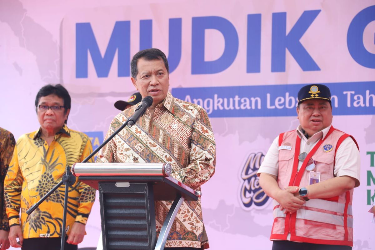 Wamenpan RB Purwadi Arianto mengapresiasi dalam acara pelepasan Mudik Gratis 2025 di Terminal Pulo Gebang, Jakarta Timur, Kamis (27/3/2025).
