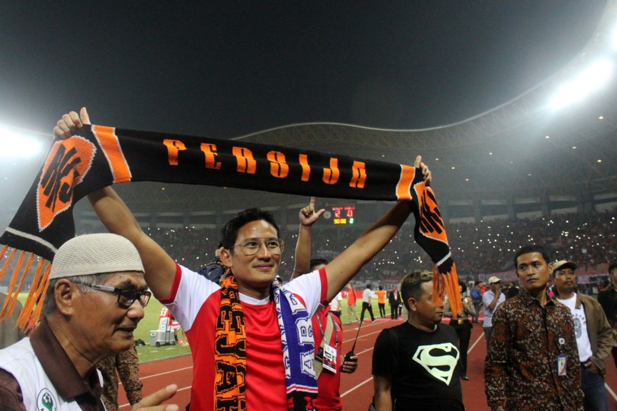 Wakil Gubernur DKI Jakarta Sandiaga Uno (kedua kiri) menyapa suporter The Jakmania usai menonton bersama pertandingan Gojek Traveloka Liga 1 Persija Jakarta melawan Semen Padang FC, di Stadion Patriot Candrabhaga, Bekasi, Jawa Barat, Minggu (22/10/2017). Pada kesempatannya tersebut Wakil Gubernur DKI Jakarta mendengarkan masukan dari manajemen serta suporter Persija Jakarta terkait rencana pembangunan stadion kandang Persija yang akan dilaksanakan secepatnya.