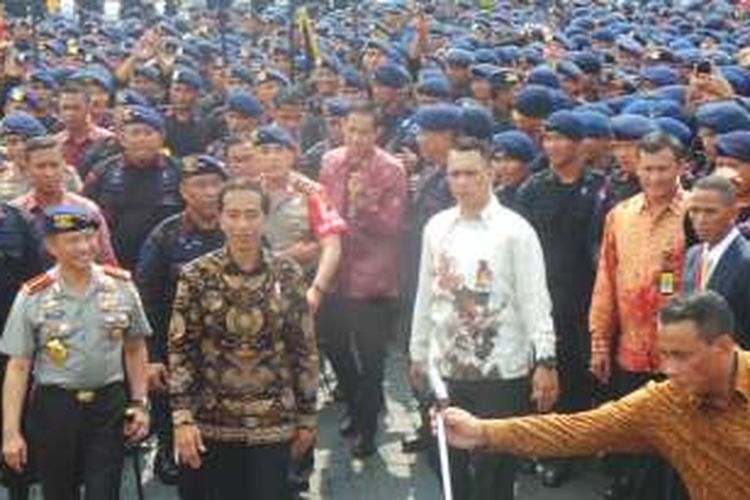 Presiden Joko Widodo usai memberikan pengarahan kepada personil Korps Brimob Polri, di Mako Brimob, Depok, Jumat (11/11/2016).