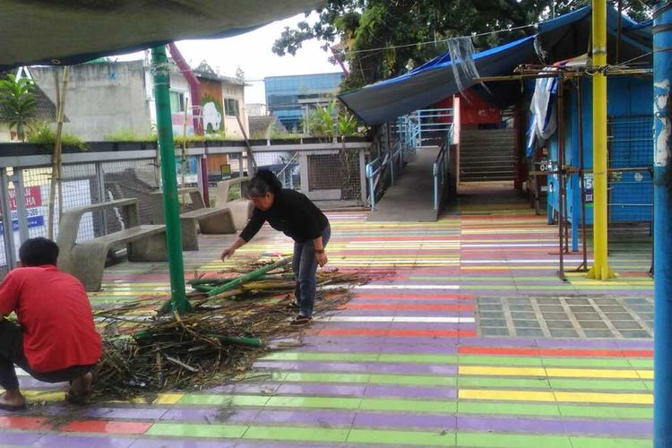 Pedagang membersihkan Teras Cihampelas dari sampah-sampah yang menumpuk. Selama pelaksanaan PSBB tiga bulan ke belakang, Teras Cihampelas ditinggalkan pedagang.