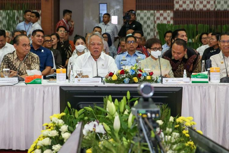 Menteri PUPR Basuki Hadimuljono memimpin rapat kesiapan venue untuk perhelatan KTT ke-43 ASEAN yang dihelat di Jakarta, pada 5-7 September 2023.