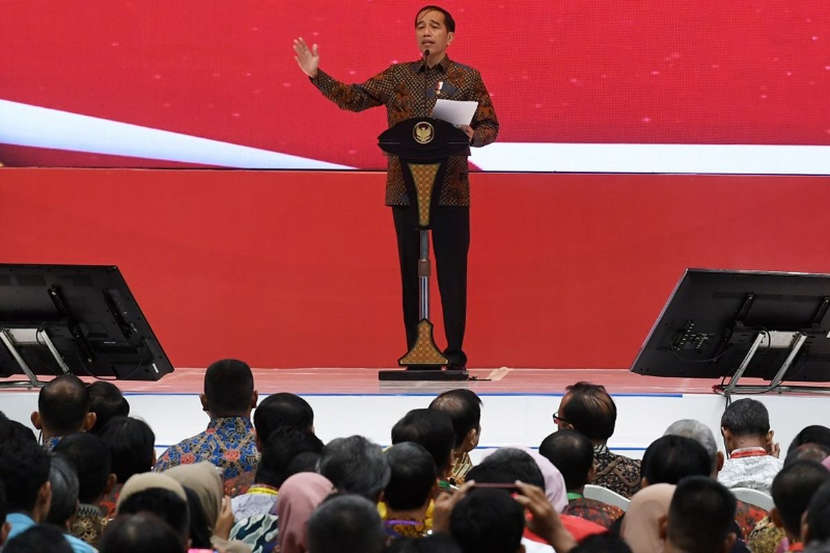 Presiden Joko Widodo memberikan sambutan saat membuka Rapat Koordinasi Nasional (Rakornas) Pengadaan Barang/Jasa Pemerintah Tahun 2019 di Jakarta Convention Center, Jakarta, Rabu (6/11/2019). Rakornas tersebut mengangkat tema Transformasi Pengadaan Barang/Jasa Pemerintah di Era Digital untuk Mewujudkan Sumber Daya Manusia Unggul Indonesia Maju. ANTARA FOTO/Wahyu Putro A/hp.