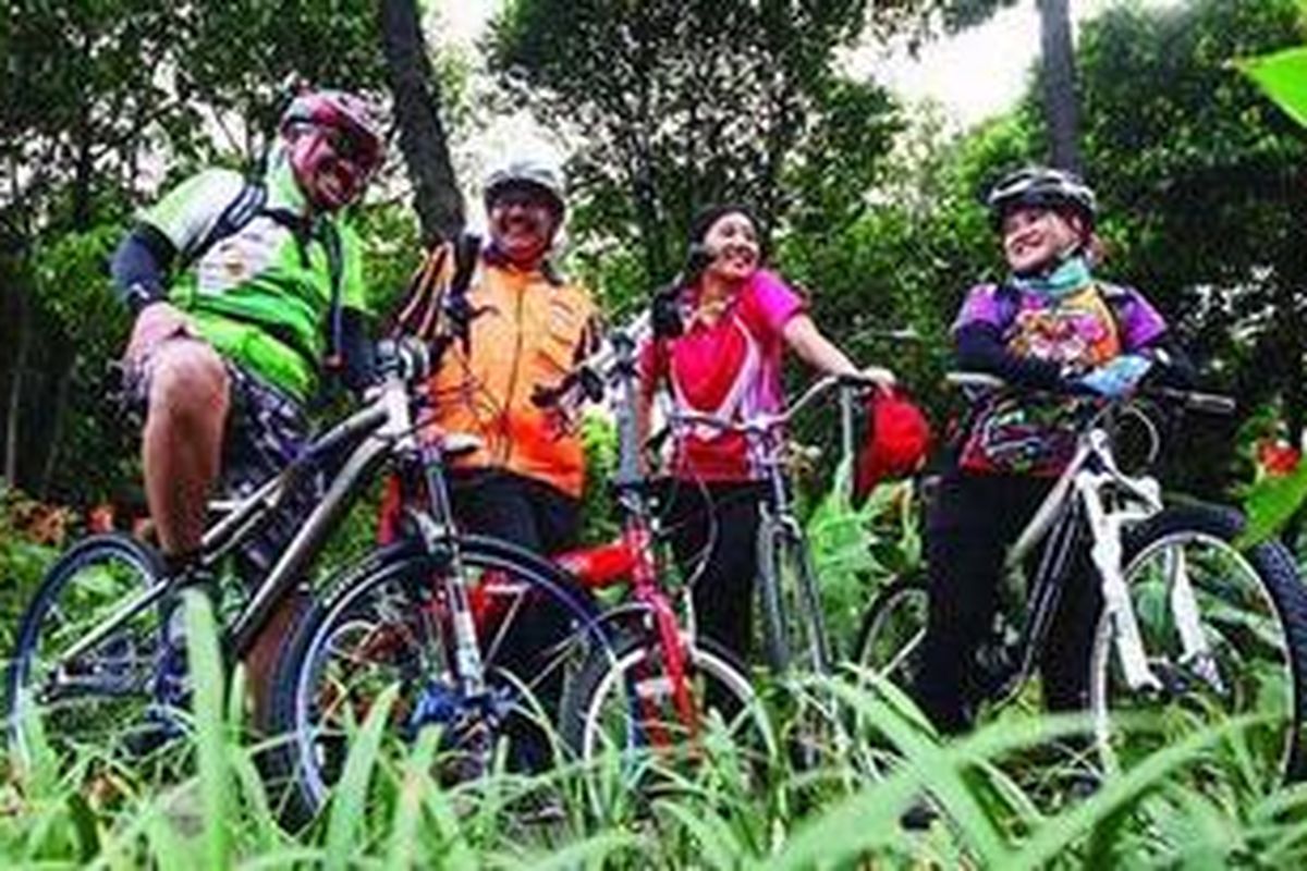 Dari kiri ke kanan, Leroy Osmani, Wali kota Jakarta Selatan Syahrul Effendi, Olivia Zalianty, dan Cici Tegal, di Taman Sepeda KSI Melawai, Jakarta Selatan, Senin (27/6/2011).