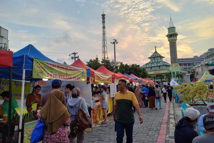 Masyarakat berburu takjil di Aloon-Aloon Masjid Agung Semarang, Selasa (19/3/2024).