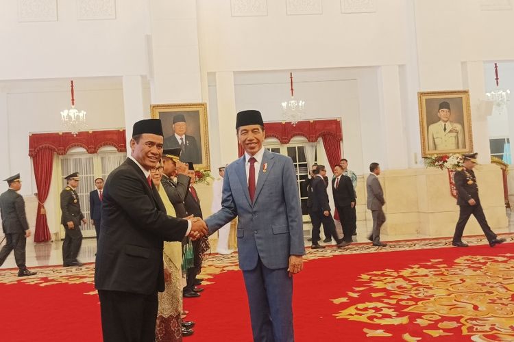 Presiden Joko Widodo saat memberikan selamat kepada Menteri Pertanian Amran Sulaiman yang baru saja dilantik di Istana Negara, Jakarta, Rabu (25/10/2023).