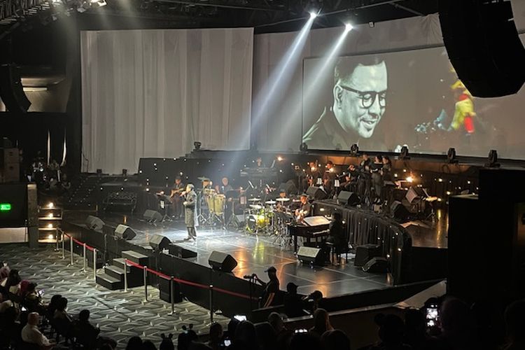 Hedi Yunus nyanyi lagu “Terima Kasih” dalam konsernya bertajuk Hedi Yunus 55 Live in Concert di Balai Sarbini, Jakarta Selatan, Jumat (27/10/2023). 