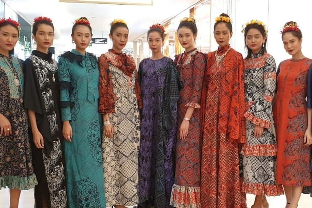 Koleksi Pesona Puspita dari Alleira Batik X Didi Budiardjo yang ditampilkan pada peragaan busana Ramadhan In Style Fashion Show di Plaza Indonesia, Selasa (21/5/2019).