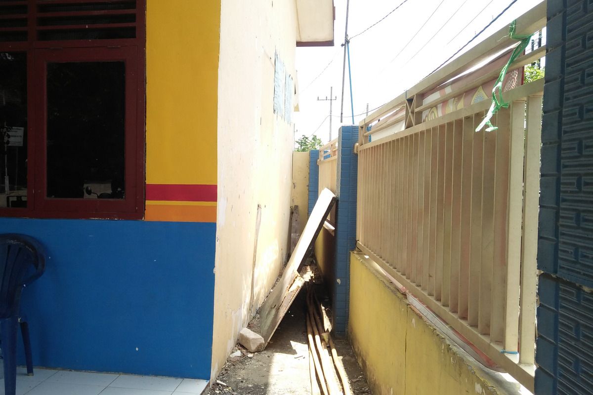 Lorong yang ditengarai tempat siswi berinisial SAH dicolok mata menggunakan tusuk bakso oleh siswa lain di sekolah, hingga kini buta.