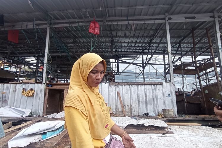 Meliya, pedagang pisang di Pasar Apung 3 Mardika Ambon, mengaku sudah bayar Rp 30 juta kepada pengelola namun belum balik modal sudah dibongkar pemda.