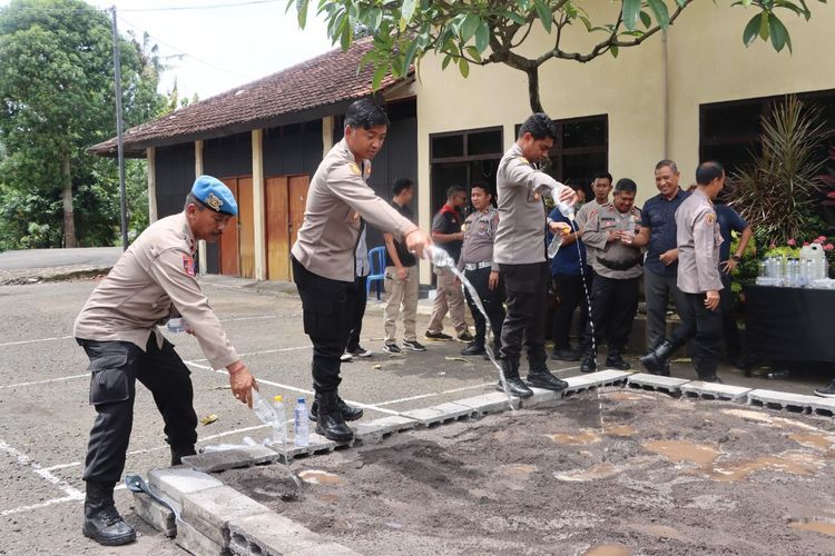 Polisi memusnahkan ratusan liter minuman keras tanpa izin edar Kamis (29/12/2022) di Kabupaten Jembrana, Provinsi Bali.
