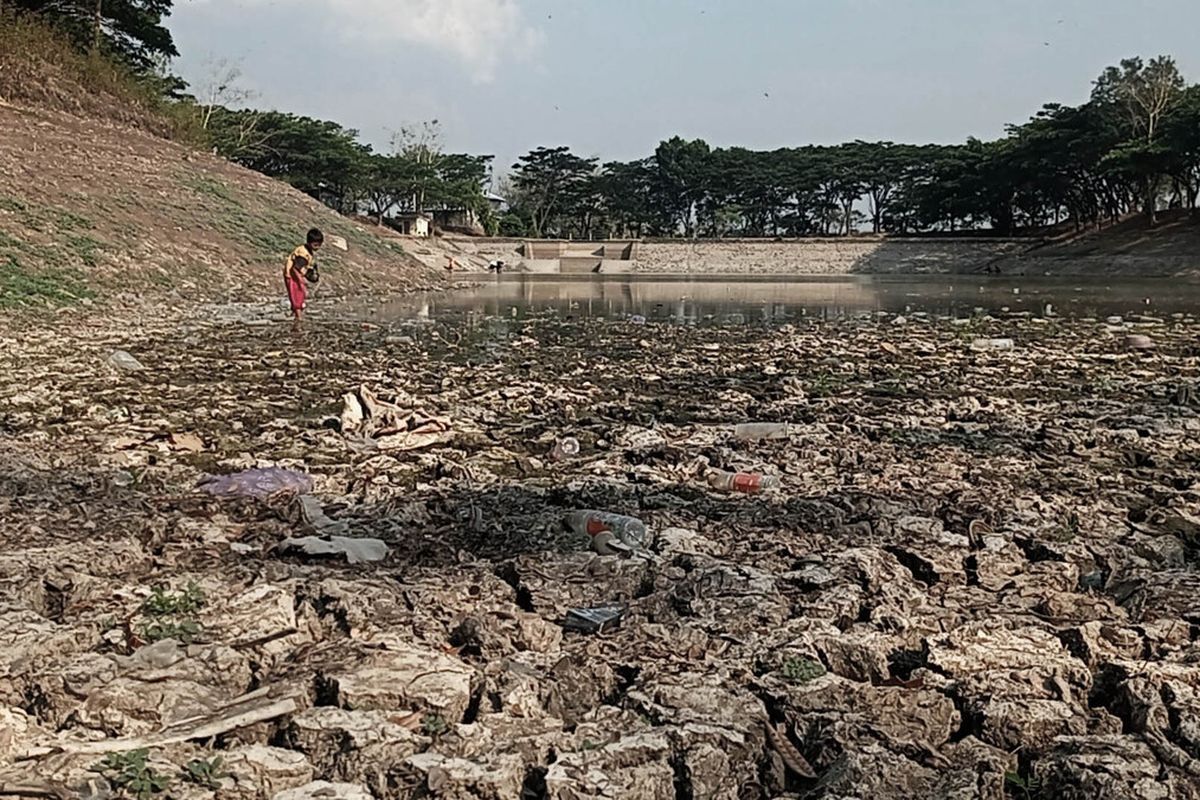 Embung Klumpit di Kecamatan Ngariboyo yang mengalami kekeringan karena tidak ada pasokan air pada kemarau panjang. Ada 10 embung di Magetan yang kering dari 27 embung yang ada di Magetan yang airnya menyusut pada musim kemarau.