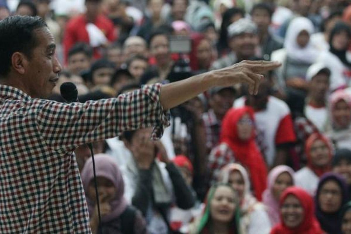 Capres nomor urut 2, Joko Widodo (Jokowi) berbicara di depan pendukungnya di Islamic Center Kabupaten Ciamis, Jawa Barat, Kamis (12/6/2014). Selain itu, ia juga berkunjung ke sejumlah pondok pesantren di Tasikmalaya untuk bersilaturahmi dengan kiai-kiai kampung dan menampik berbagai isu negatif tentang dirinya.