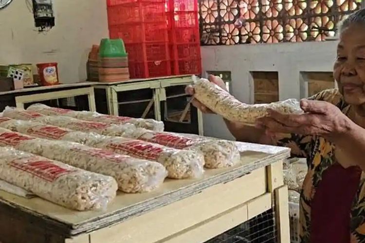 Harga Kedelai dan Plastik Melonjak, Perajin Tempe di Madiun Siasati Ukuran Produk