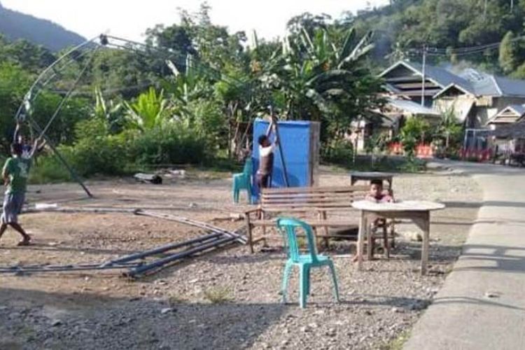 Posko pencegahan Covid-19 di Desa Kadong-kadong, Kecamatan Bajo Barat, Kabupaten Luwu, Sulawesi Selatan, terpaksa dibongkar pemerintah setempat, hal ini dilakukan mengingat sering etrjadi kesalahpahaman antara warga yang melintas dengan petugas.Minggu (24/05/2020)
