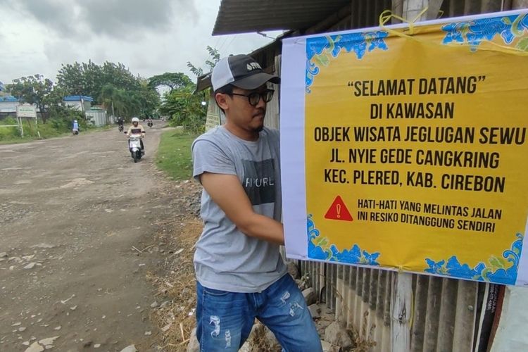 Warga memasang spanduk sindiran dan kritikan kepada pemerintah Kabupaten Cirebon di jalan Nyimas Cangkring, Desa Tegalsari, Kecamatan Plered, Kabupaten Cirebon, Kamis (11/5/2023)