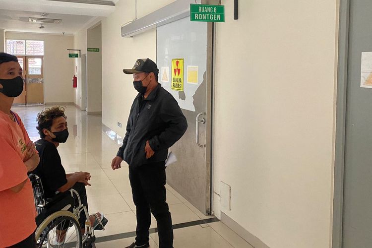 Iwan didampingi pengacara dari LBH MKB Salatiga bersiap menjalani pemeriksaan kesehatan di RSUD Salatiga