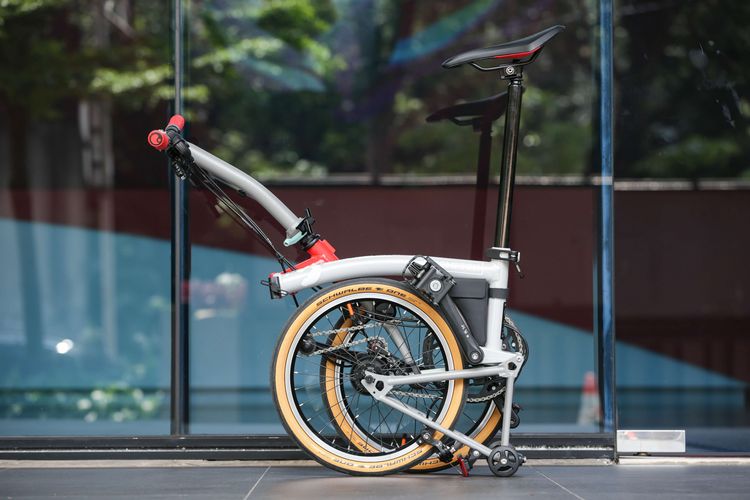 Sepeda Brompton CHPT3 Edisi ke-4 di Jakarta, Kamis (16/3/2023). Pabrikan sepeda lipat asal Inggris, Brompton akan merilis edisi keempat sepeda kolaborasinya dengan merek pakaian untuk bersepeda CHPT3 di Indonesia Jumat (17/3/2023) besok.