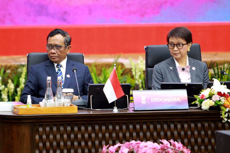 Menteri Luar Negeri (Menlu) Retno L. P. Marsudi (kanan) dalam ASEAN Political Security Community Council Meeting ke-27 di Sekretariat ASEAN, Jakarta, Senin (4/9/2023).  