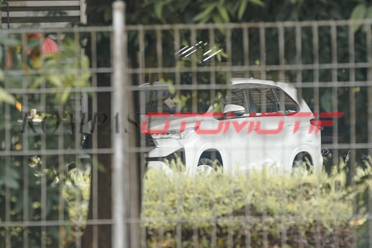 Penampakan Toyota Innova Hybrid
