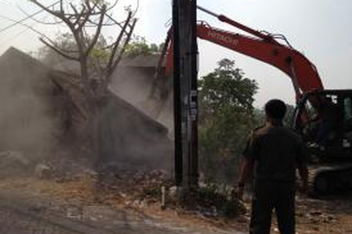 Sejumlah bangunan semi permanen dirobohkan oleh alat berat milik Pemerintah Kota Tangerang di bantaran Kali Cisadane, Kelurahan Mekarsari, Kecamatan Neglasari, Tangerang, Kamis (15/10/2015). Bangunan tersebut kebanyakan digunakan sebagai peternakan dan tempat pemotongan babi.