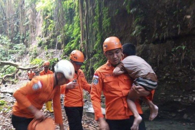 Tim SAR Berhasil Temukan Bocah yang Sebelumnya Dikabarkan Hilang di Karangasem - Anak 5 Tahun di Tenganan Pegeringsingan Berhasil Ditemukan di Area Sungai 