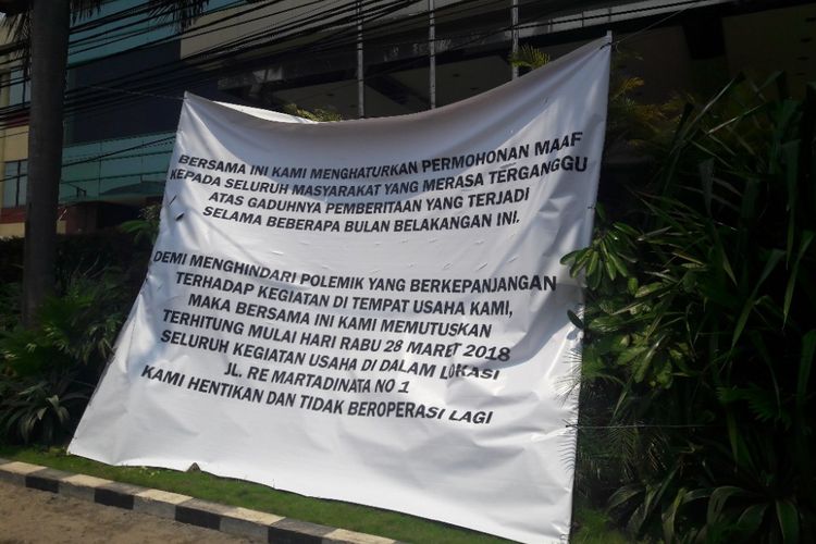 Sebuah spanduk terpasang di halaman Hotel Alexis, Jakarta Utara, Rabu (28/3/2018). Spanduk itu berisi pengumuman ditutupnya operasional Hotel Alexis.