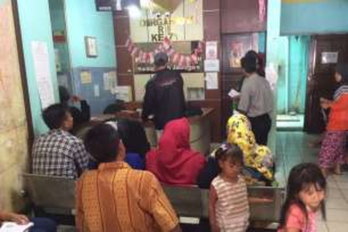 Puluhan warga membludak saat mengurus perekaman e-KTP di kantor Kelurahan Jatinegara, Kecamatan Cakung, Jakarta Timur, Selasa (6/9/2016). 