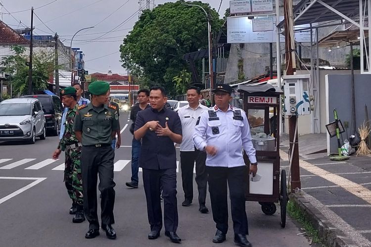 Pj Wali Kota Tasikmalaya Cheka Virgowansyah berjalan kaki bersama Dandim 0612 Tasikmalaya dan Kepala Lapas Kelas II B Tasikmalaya, menyusuri pusat perkotaan Jalan Tarumanegara Kota Tasikmalaya, Jawa Barat, Rabu (16/11/2022).