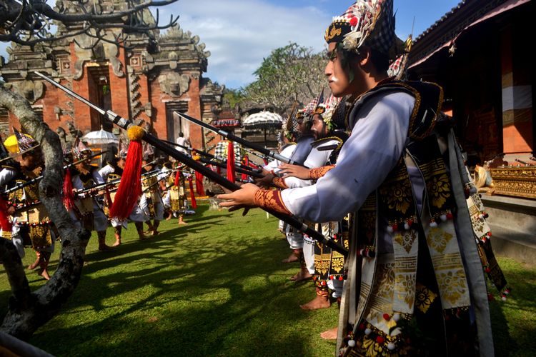 Pertunjukkan tari tradisional Bali di Desa Wisata Nyuh Kuning, Ubud