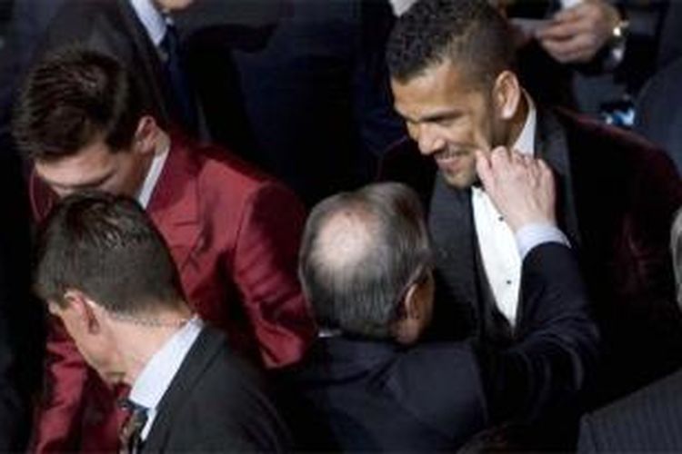 Presiden Real Madrid, Florentino Perez (tengah), mencubit pipi pemain belakang Barcelona, Daniel Alves, pada malam penghargaan Ballon d 'Or 2014.