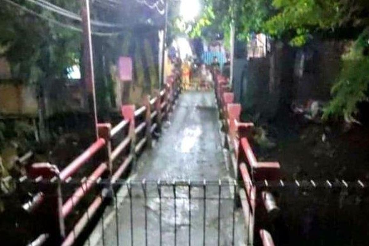 Jembatan merah di kawasan PIK, Cakung, Jakarta Timur