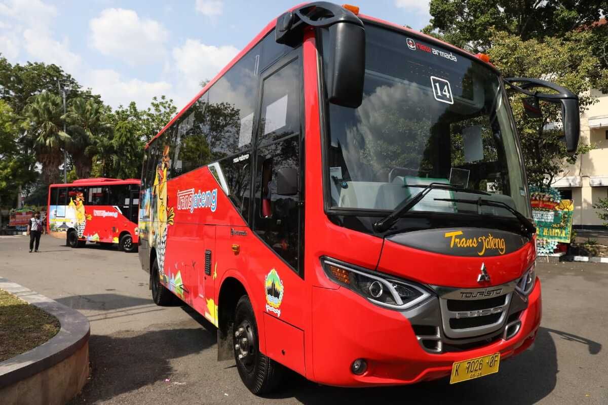Gubernur Jawa Tengah Ganjar Pranowo meluncurkan layanan Bus Rapid Transit (BRT) Trans Jateng rute Semarang - Kecamatan Godong, Grobogan, Rabu (13/10/2021). 