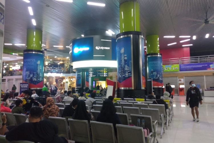 Suasana Stasiun Gambir pada hari kedua bulan Ramadhan 1443 H terpantau kondusif dan terlihat tidak ada penumpukan pengunjung, Senin (4/4/2022).