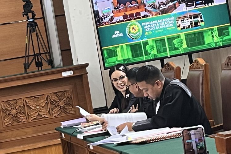 Nikita Mirzani Ngotot Tolak Bukti JPU, Hakim: Terdakwa Saya Minta Diam