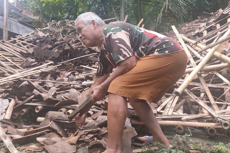 Dapur milik Tumiyem (70), seorang lansia yang hidup sendirian, itu roboh karena hujan deras yang melanda Kulon Progo, Daerah Istimewa Yogyakarta, beberapa hari belakangan. Mujiman (68), adik dari Tumiyem, sedang merapikan puing bangunan dapur tinggal kalanya itu.