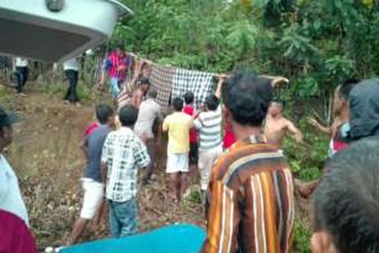 Warga Kelurahan Takimpo, Kecamatan Pasarwajo, Kabupaten Buton Sulawesi Tenggara berusaha menolong korban yang tersambar petir dengan menggunakan kain sarung. Para korban langsung dilarikan ke rumah sakit umum daerah Buton.