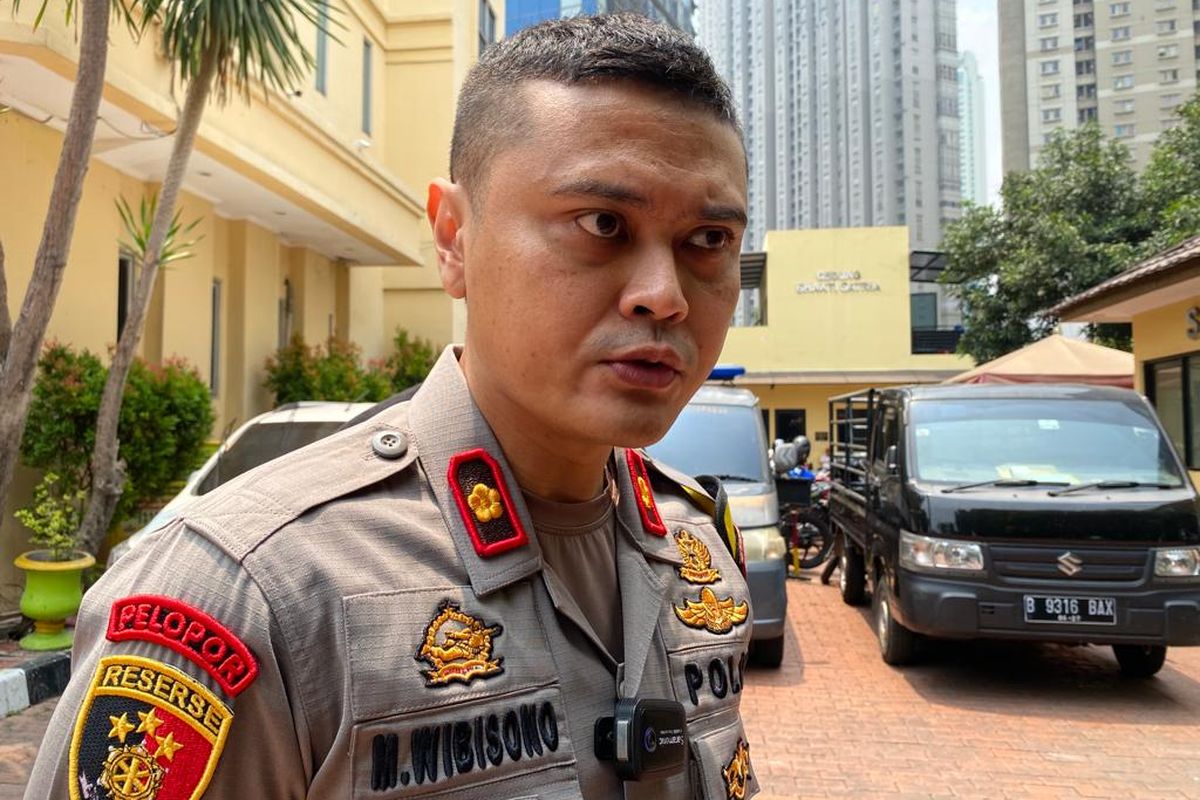 Kapolsek Tanjung Duren Kompol Muharram Wibisono menjelaskan terkait kasus bunuh diri di Mal Taman Anggrek, Jumat (27/10/2023). 