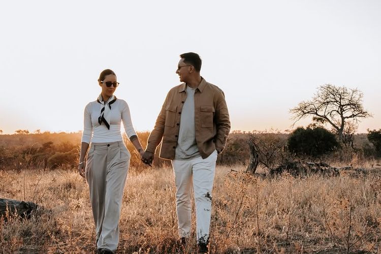 Lamaran Darma Mangkuluhur dan DJ Patricia di savana Afrika tak hanya romantis, tapi juga stylish. Intip 7 inspirasi gaya safari chic mereka di sini.
