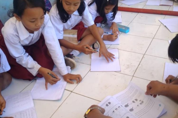 Para murid SDN Jayamekar di Cianjur, Jawa Barat terpaksa belajar di teras sekolah karena bangunan sekolah mereka nyaris ambruk akibat dampak gempa sumur Banten magnitudo 6.9 beberapa waktu lalu
