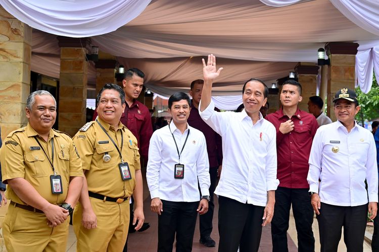 Presiden Joko Widodo berkunjung dan meninjau RSUD Dr. H. Kumpulan Pane, di sela-sela kunjungan kerja Presiden ke Sumatera Utara, Rabu (7/2/2024).